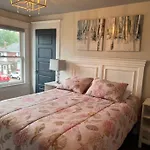 Luxury And Comfy Home- Niagara Getaway
