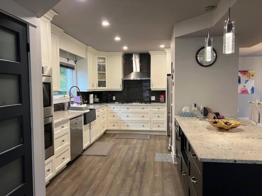 Luxury And Comfy Home- Getaway Holiday home Niagara Falls
