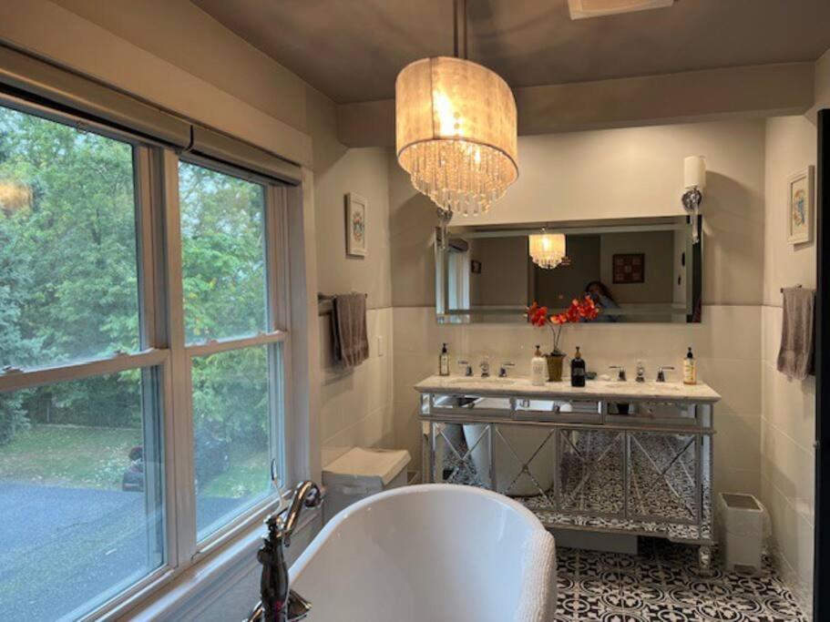 Holiday home Luxury And Comfy Home- Getaway Niagara Falls