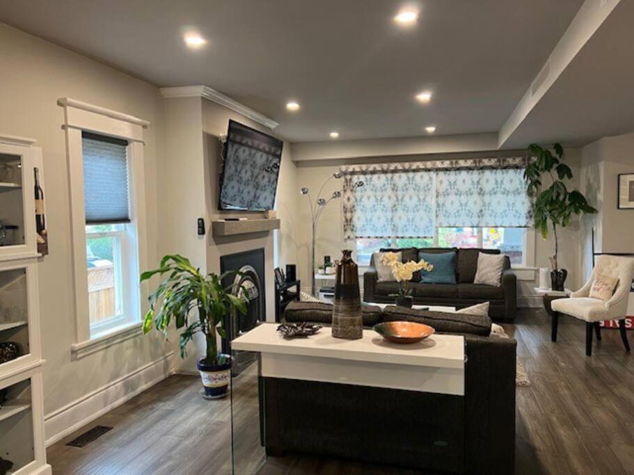 Luxury And Comfy Home- Getaway Niagara Falls